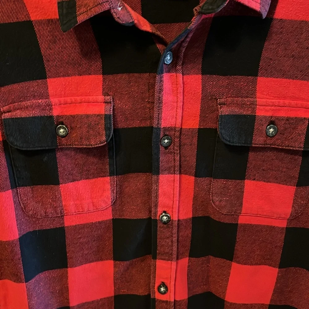 Old Navy red & black plaid long sleeve flannel button down shirt